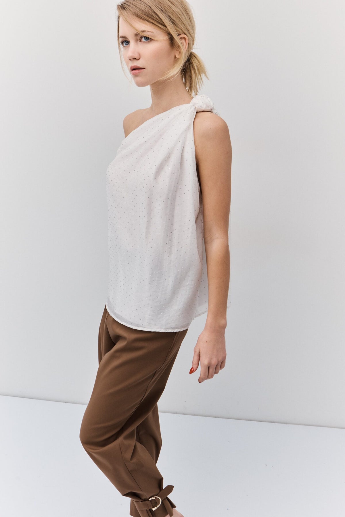 BSB Sleeveless blouse with shoulder knot
