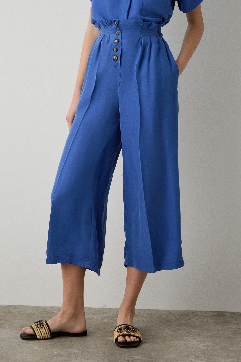 BSB Cropped pants with a ruffled waist