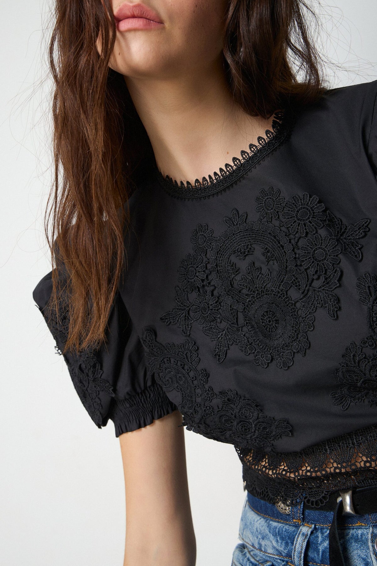 BSB Lace blouse with puffed shoulders