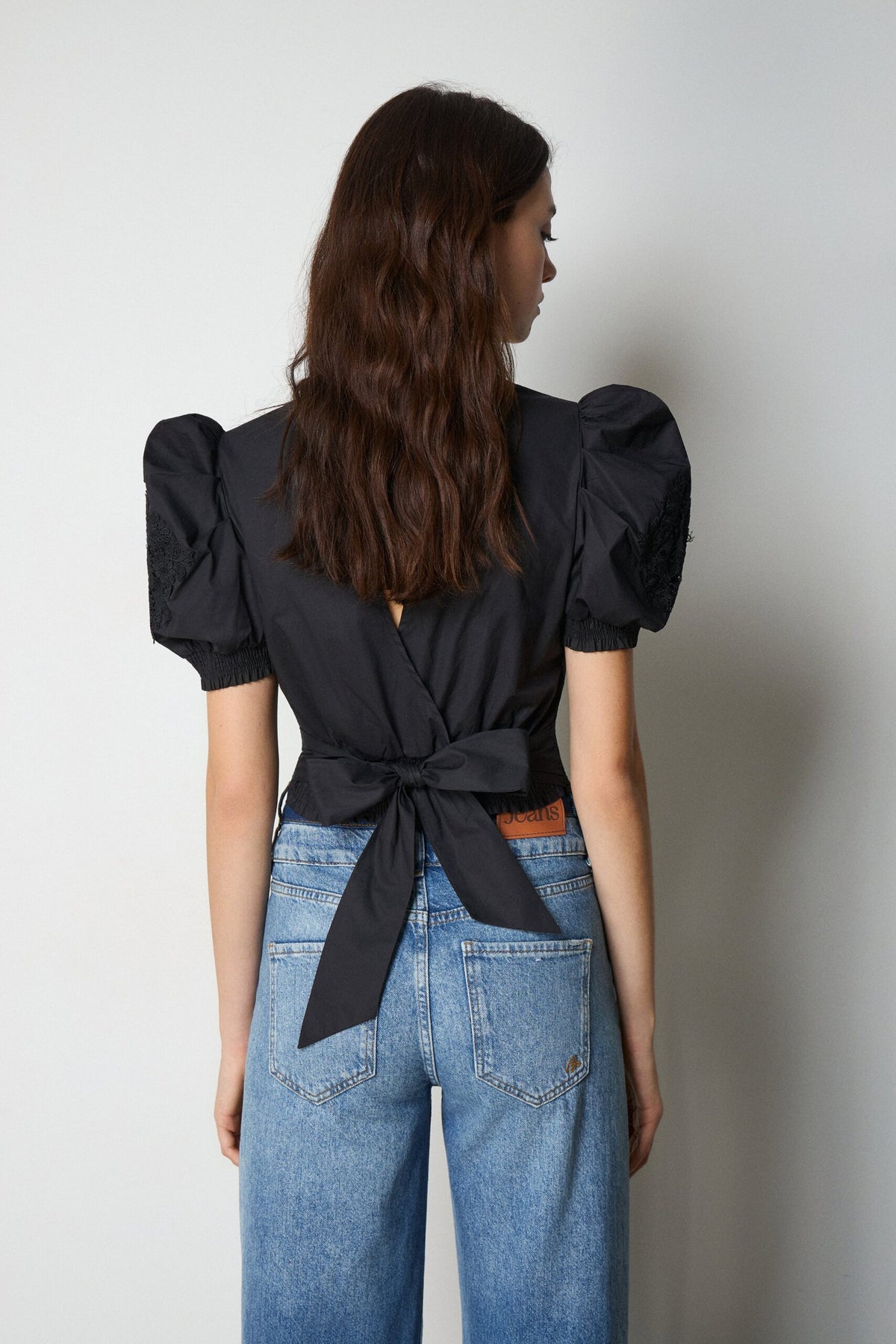 BSB Lace blouse with puffed shoulders