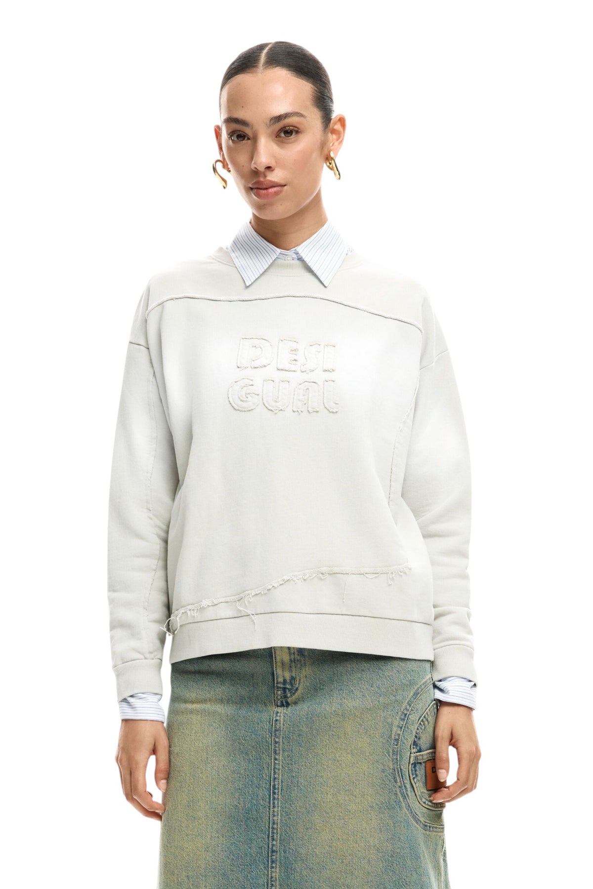 Desigual 100% cotton knit sweatshirt with crew neck and long sleeves.