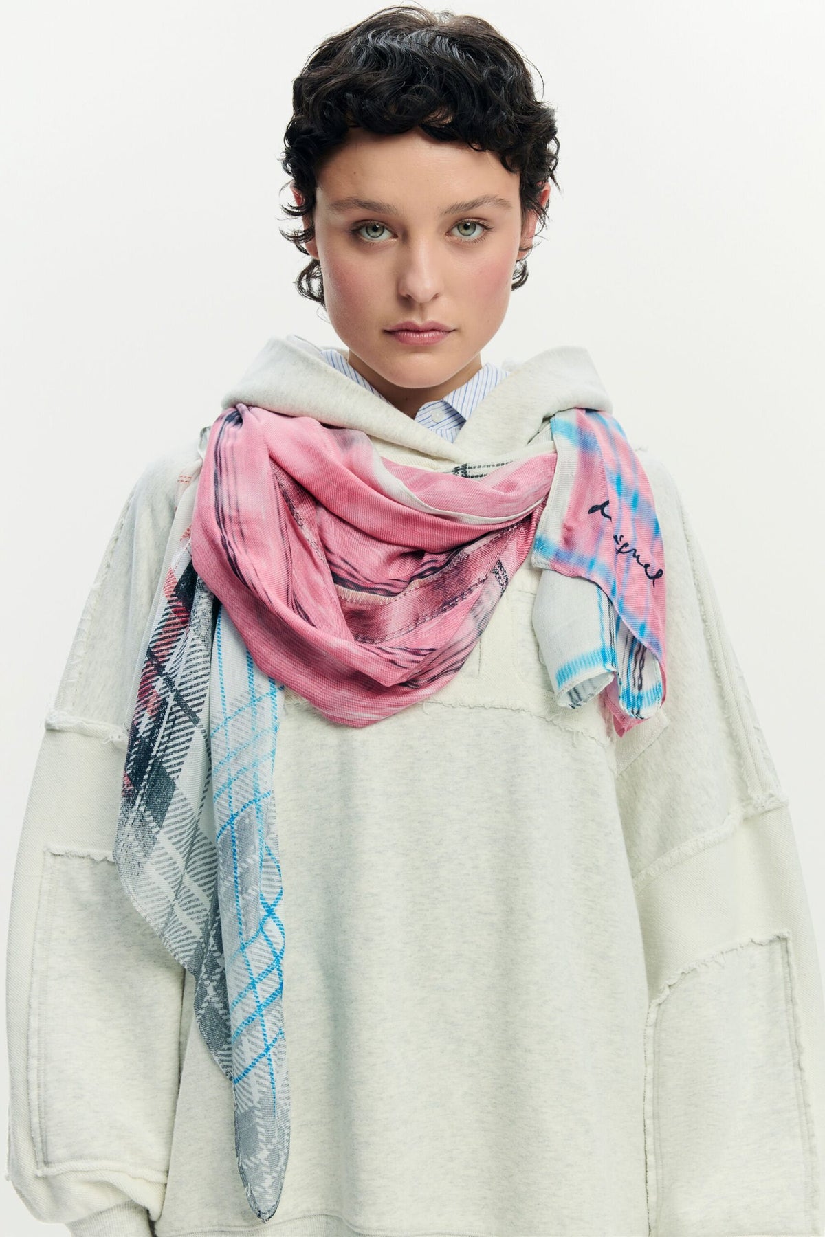 Desigual Rectangular lightweight fabric foulard with a check print