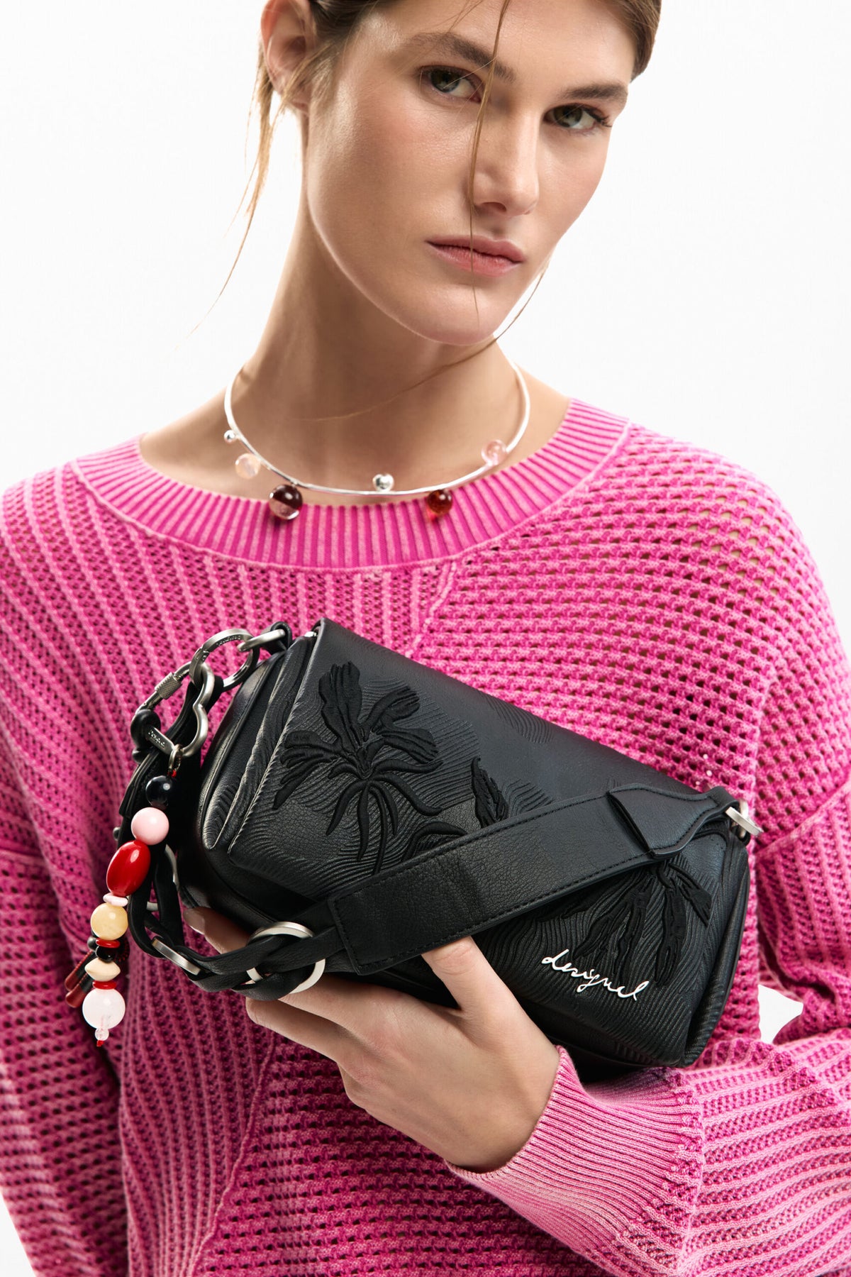 Desigual Bolso pequeño con solapa y flores bordadas en relieve en el mismo tono