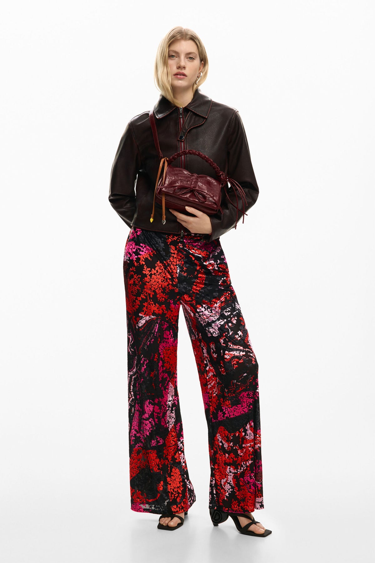 Desigual Bolso pequeño rectangular con acabado brillante