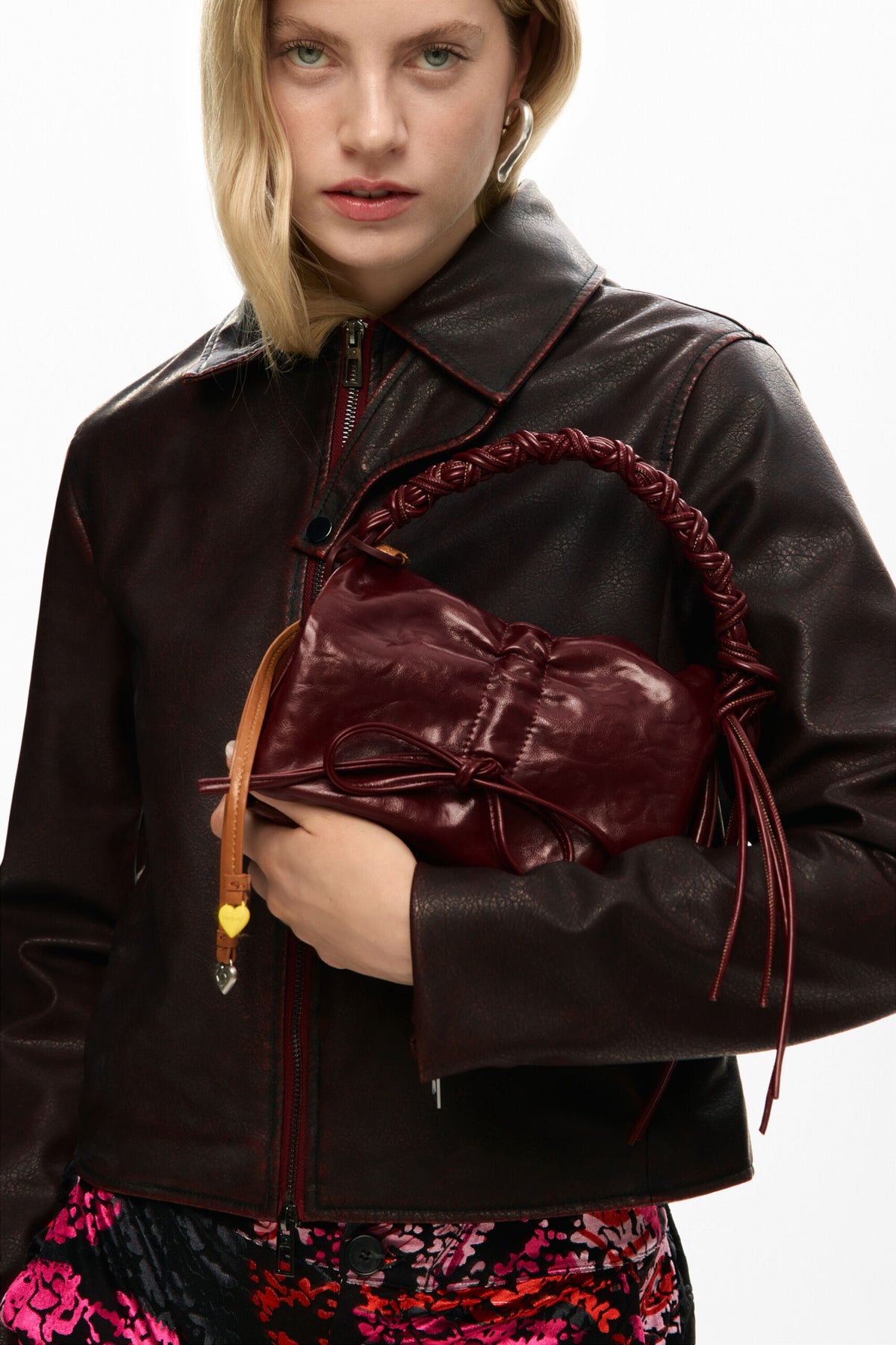 Desigual Bolso pequeño rectangular con acabado brillante
