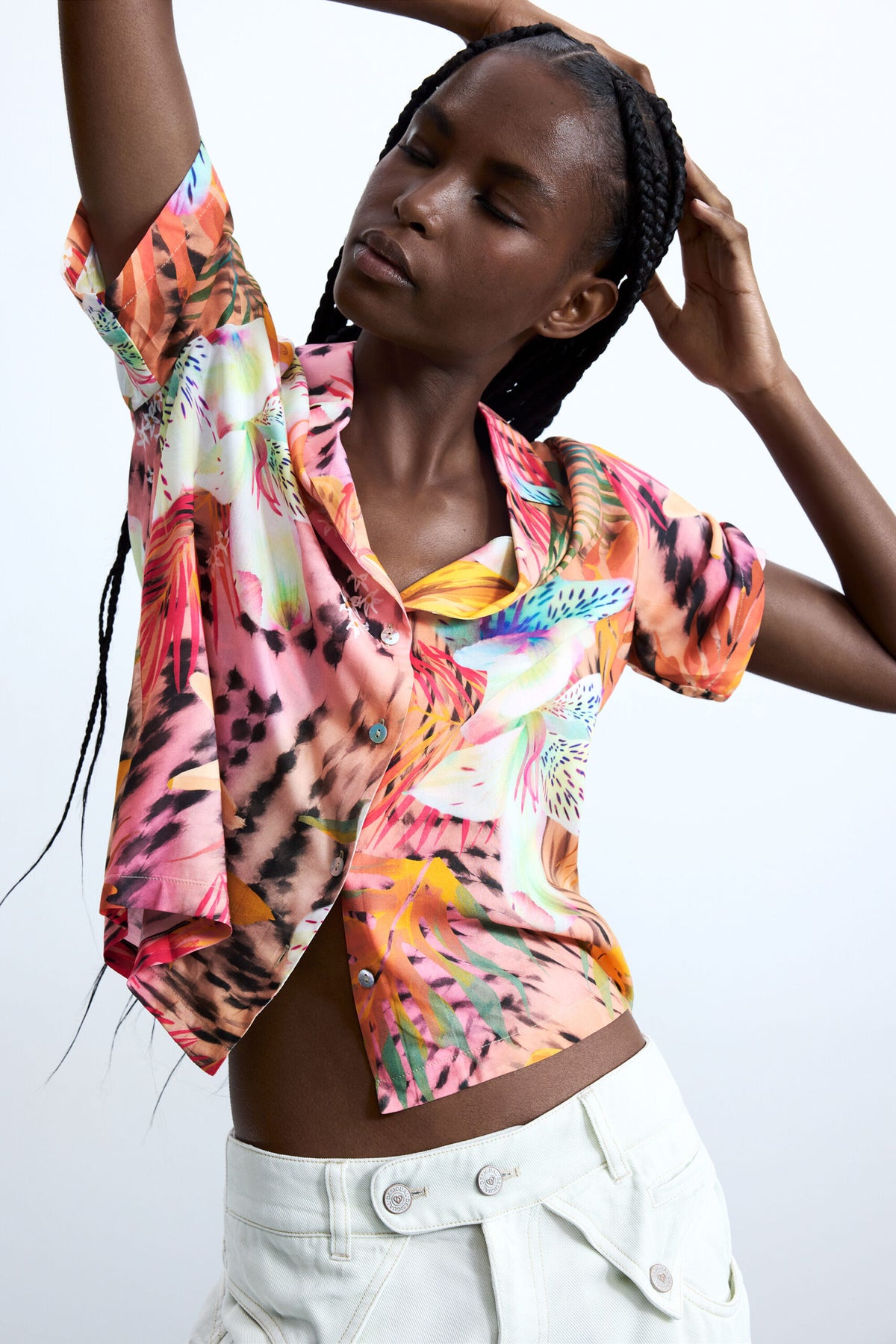 Desigual Regular-fit shirt with short sleeves, V-neckline and tropical-inspired print.