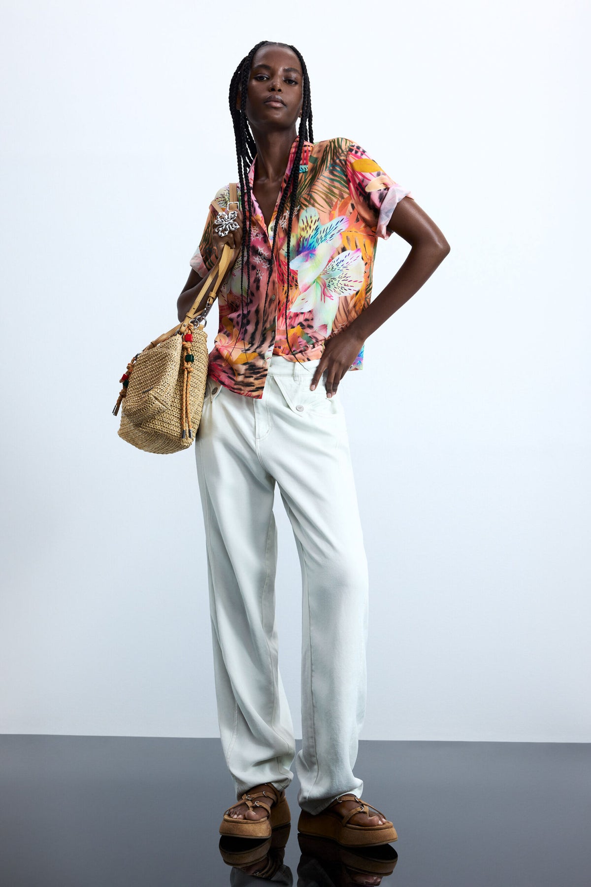 Desigual Regular-fit shirt with short sleeves, V-neckline and tropical-inspired print.