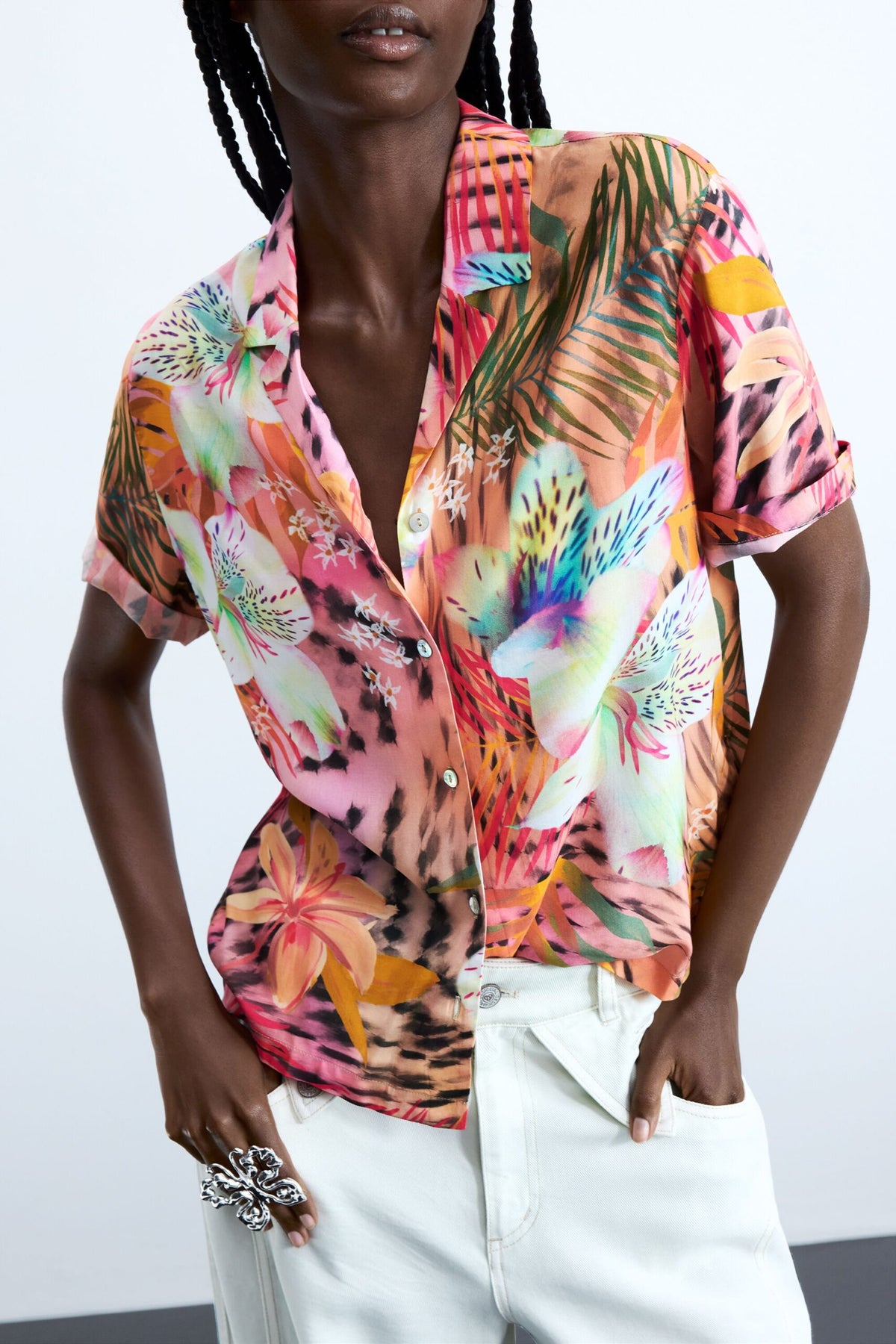 Desigual Regular-fit shirt with short sleeves, V-neckline and tropical-inspired print.
