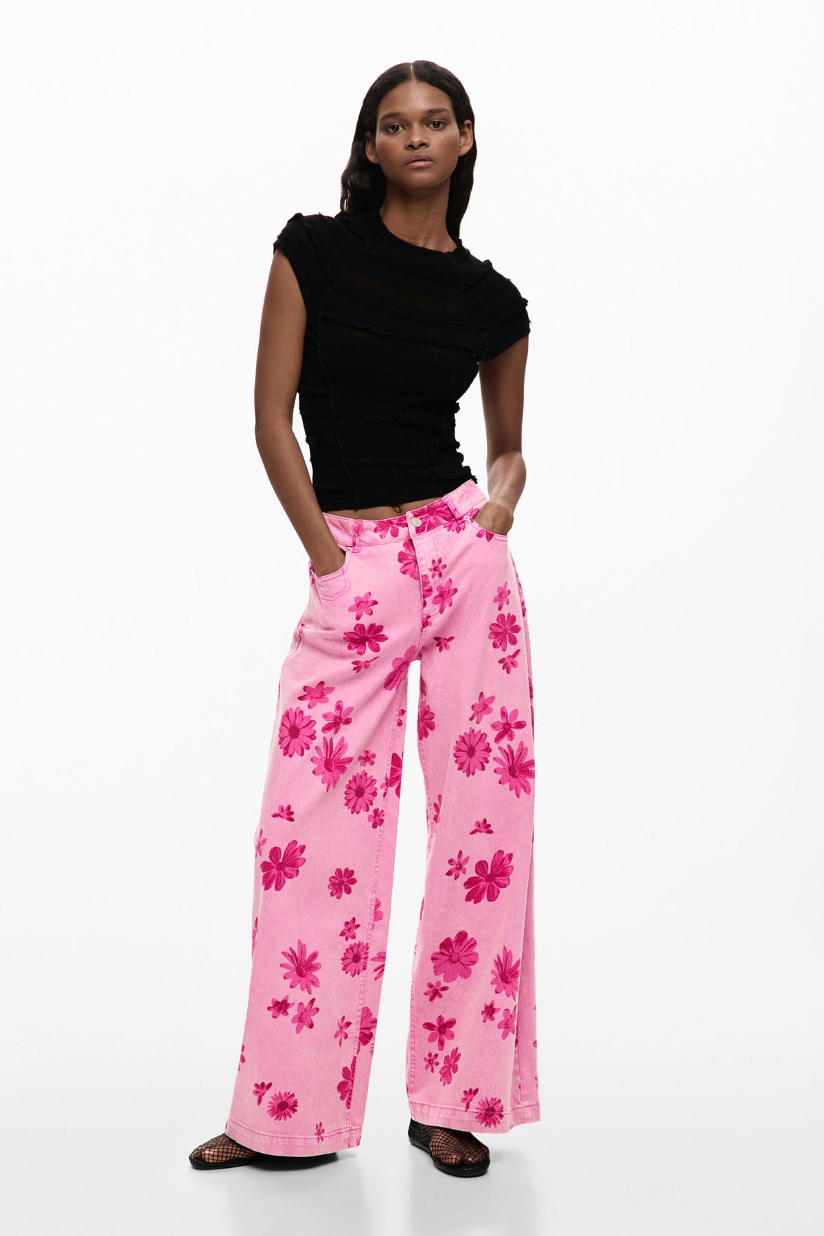 Desigual Denim trousers, wide leg cut, with flower print and five pockets.