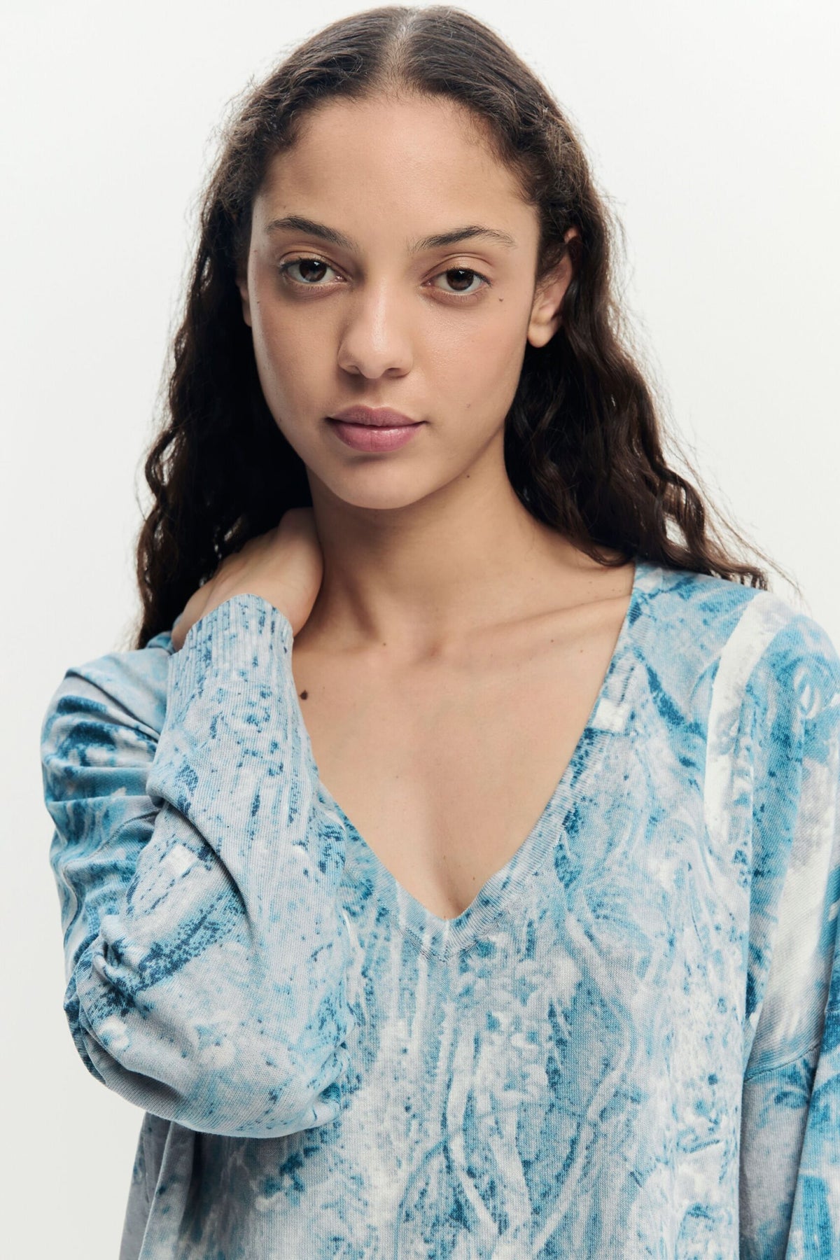 Desigual Fine knit Sweater with abstract print in blue tones It features a V-neck