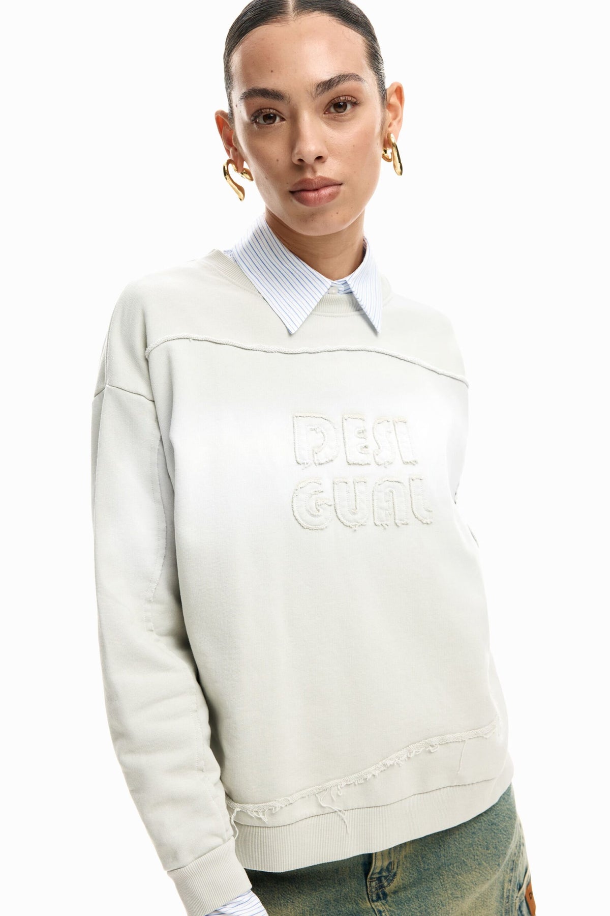 Desigual 100% cotton knit sweatshirt with crew neck and long sleeves.