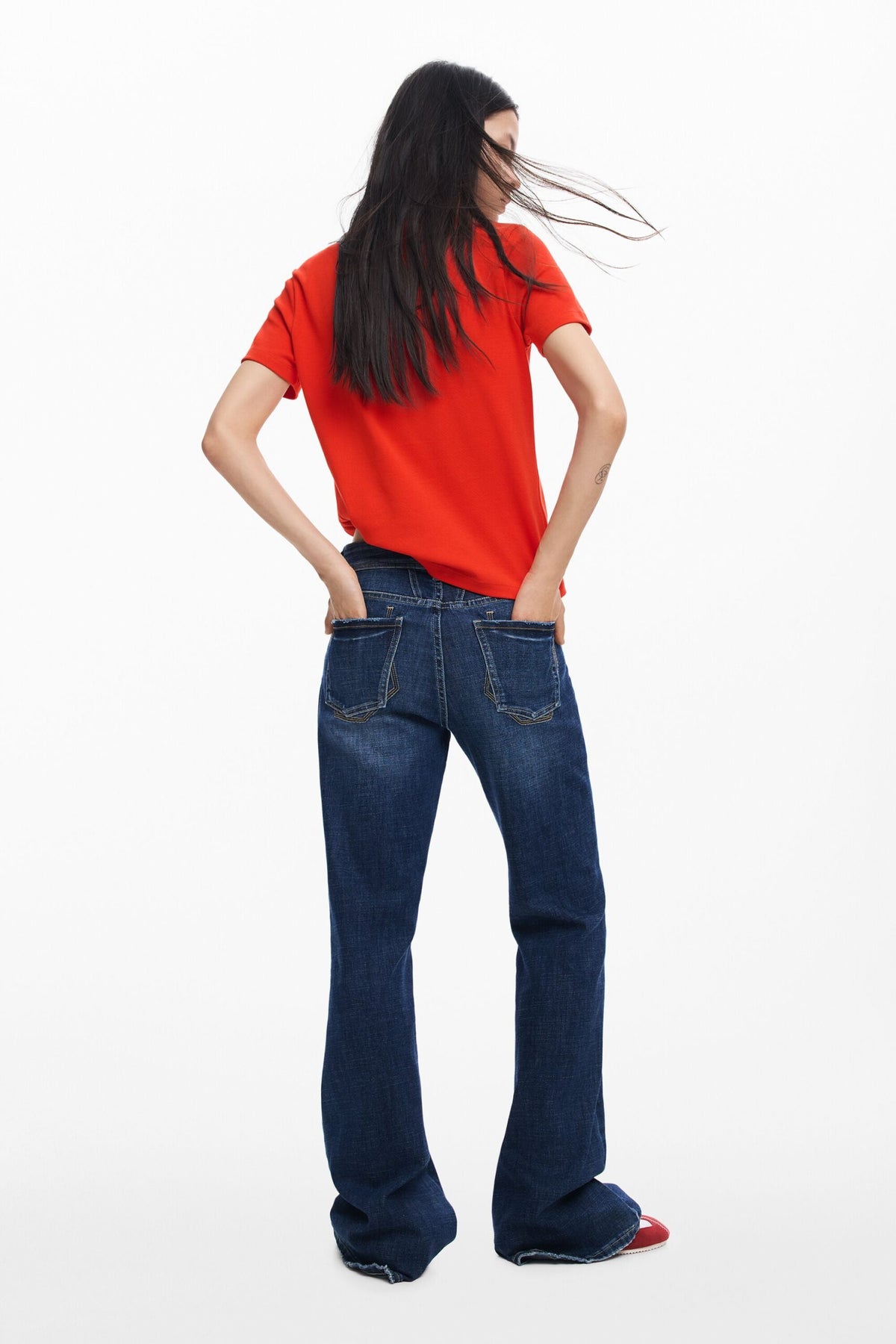 Desigual knit T-shirt with round neck and short sleeves Fabric with a blend of cotton
