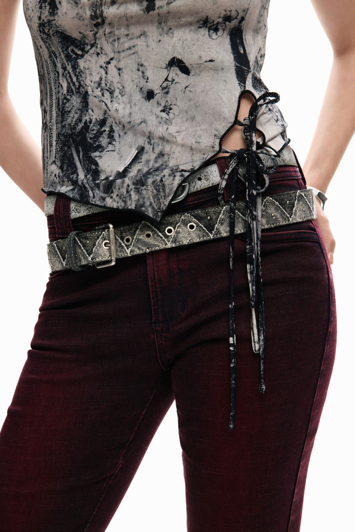 Desigual Sleeveless T-shirt, regular fit with an opening at the hem closed with a tie