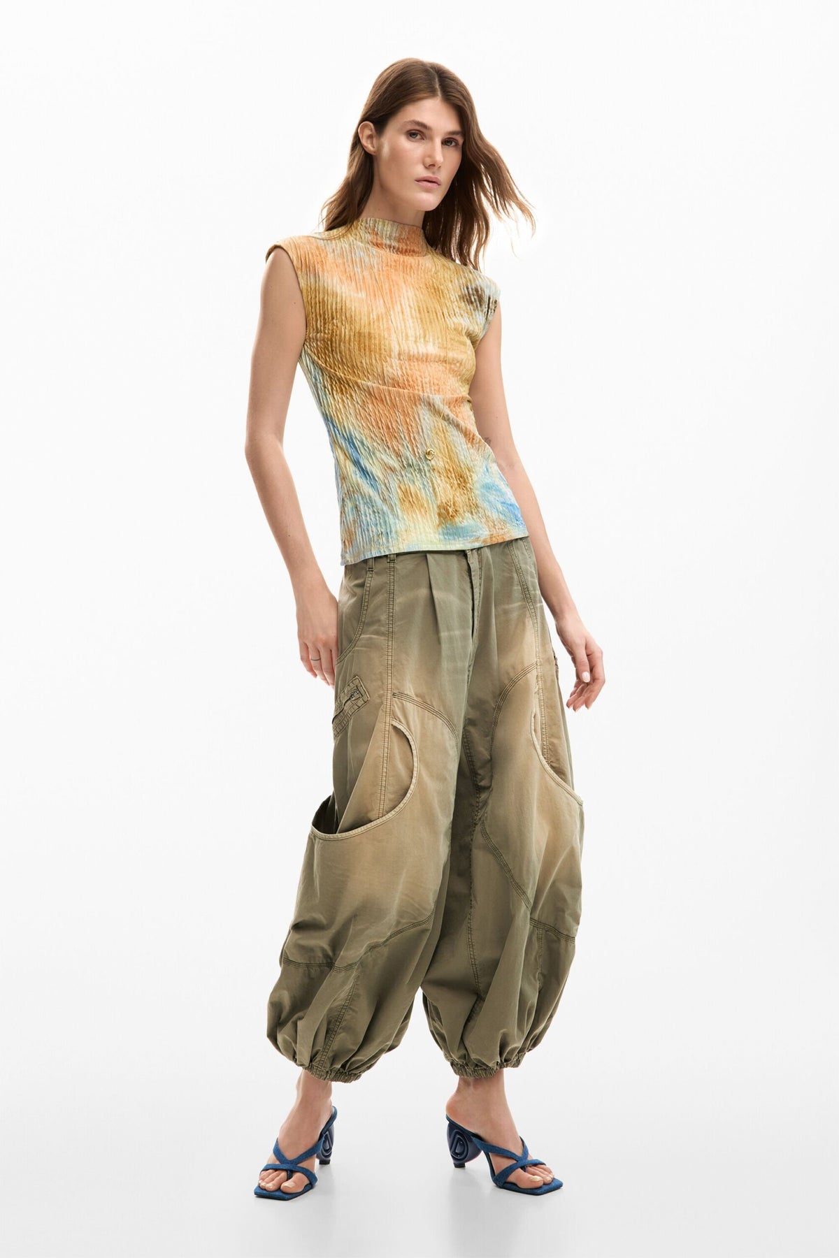 Desigual Fitted short-sleeved T-shirt made of textured fabric with an abstract print.