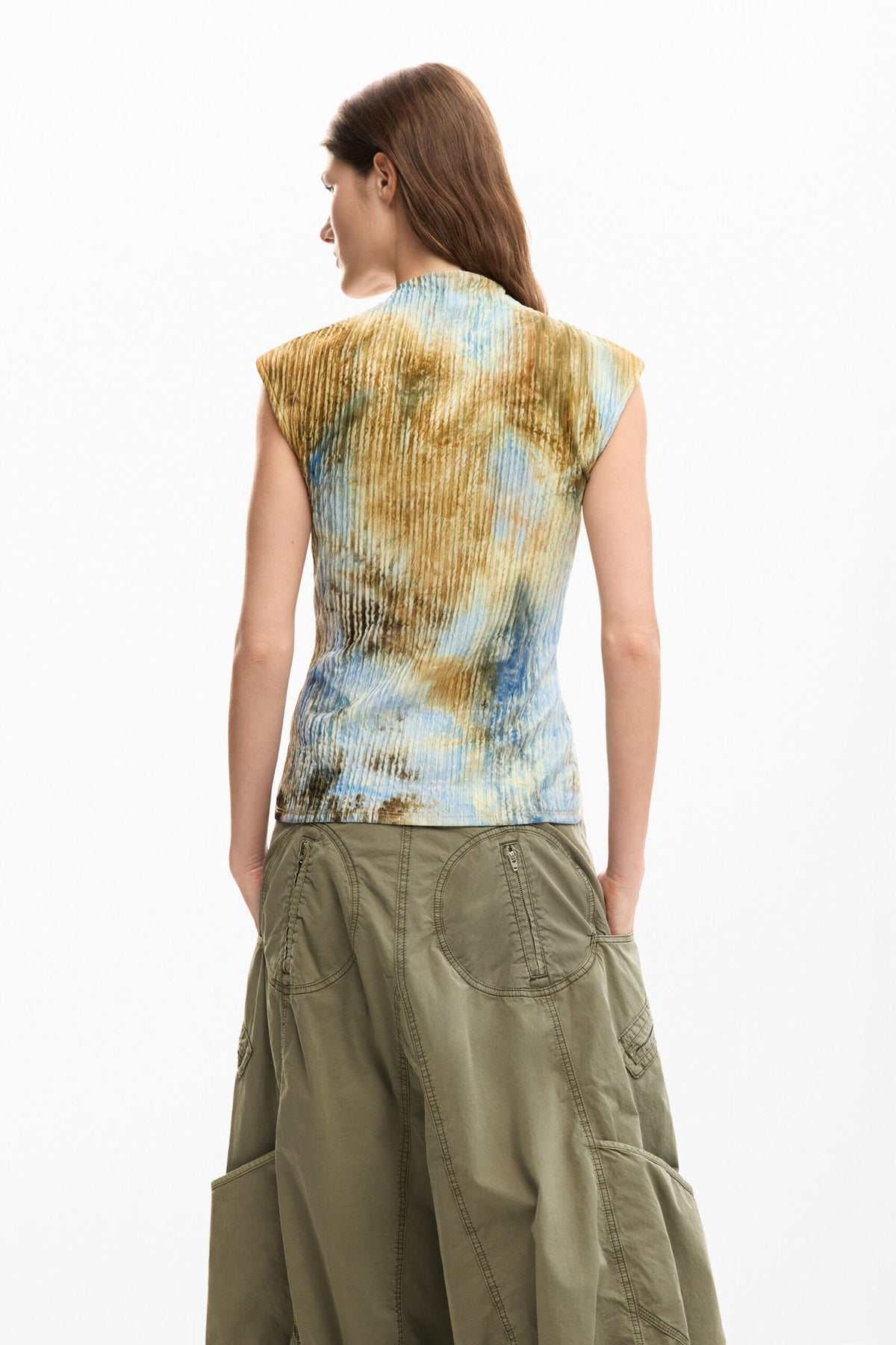 Desigual Fitted short-sleeved T-shirt made of textured fabric with an abstract print.