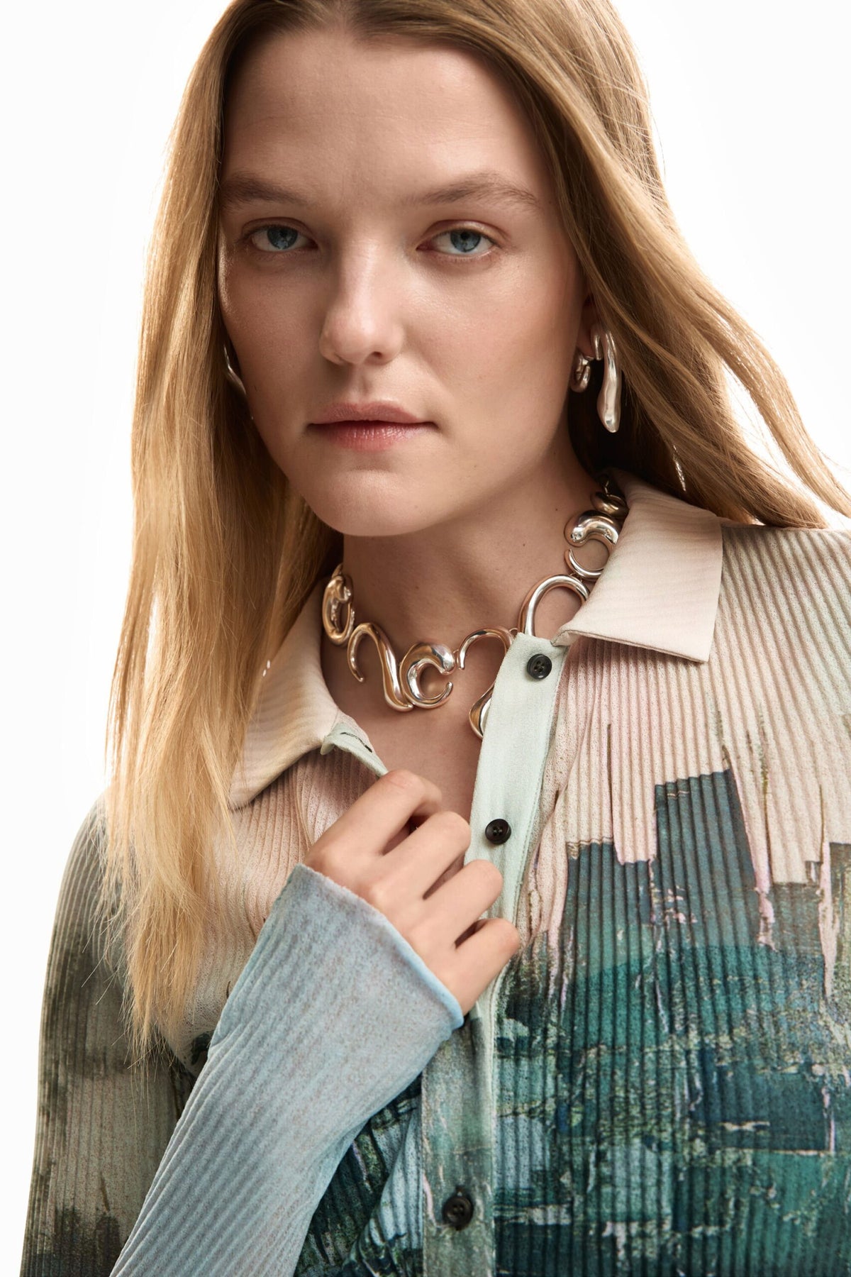 Desigual Fitted buttoned Top with photographic-style print and textured fabric.