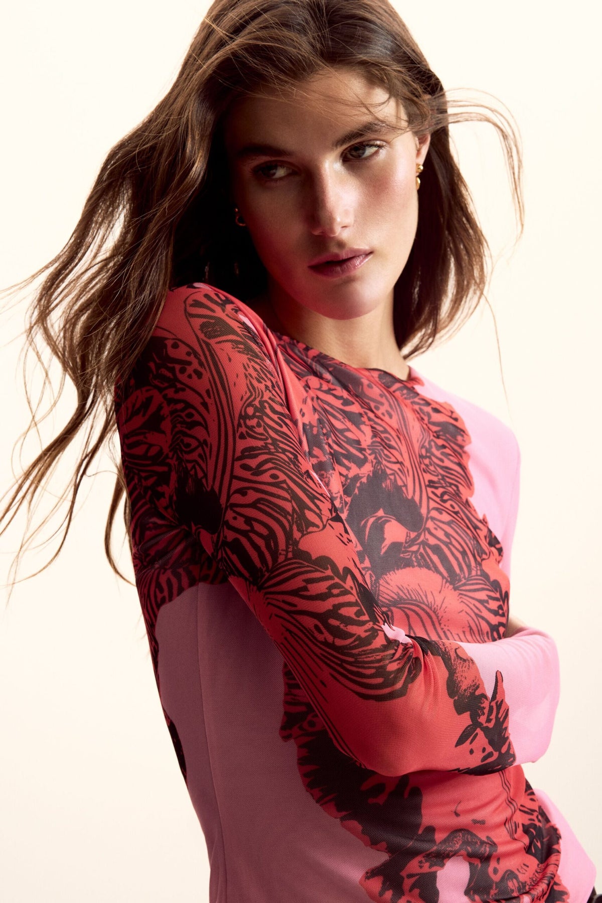 Desigual Long-sleeved T-shirt in knit fabric with a pink base and floral print in shades of red covering the front.
