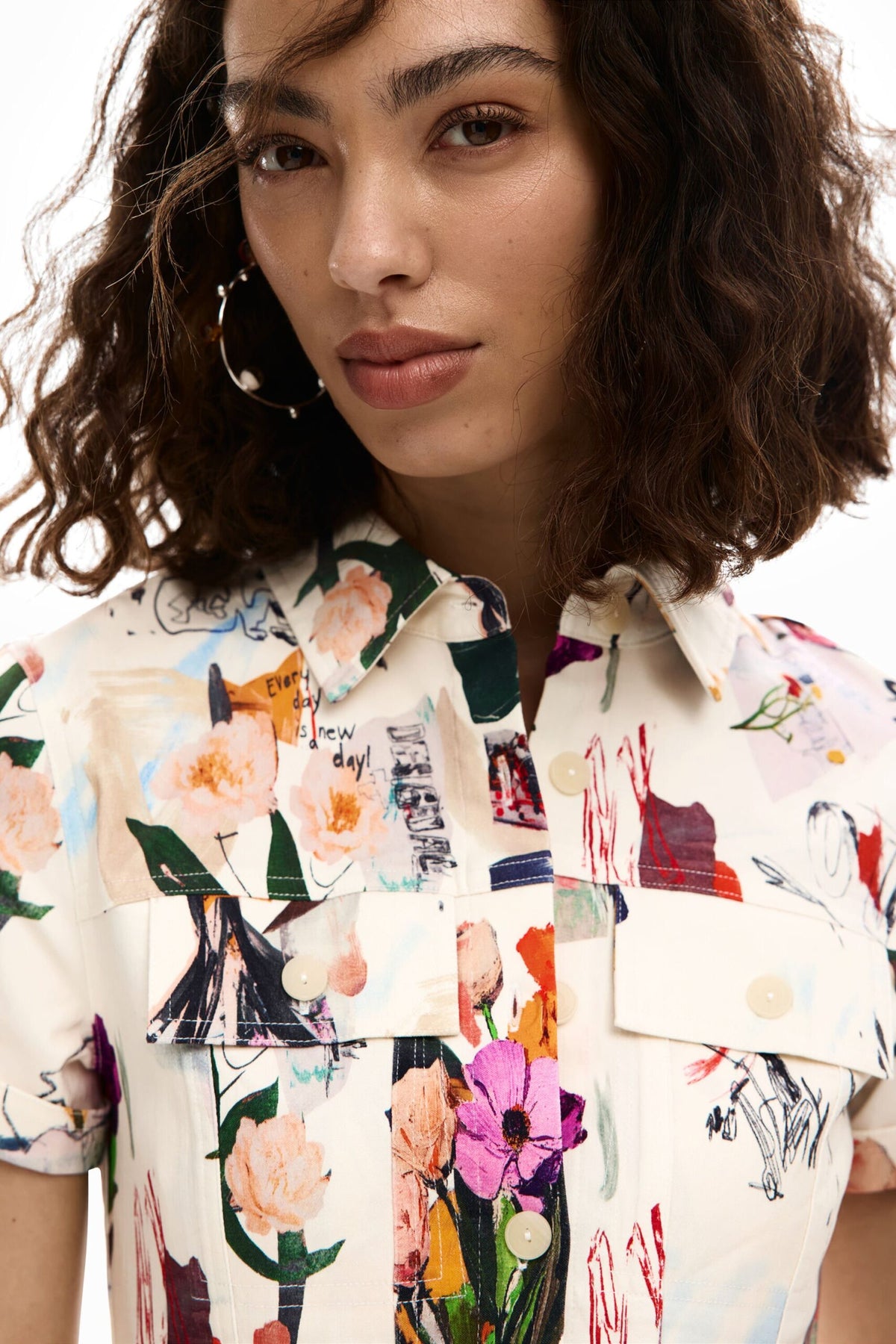 Desigual Short-sleeved dress with buttons, made of stretch fabric and with a collage-style print with flowers