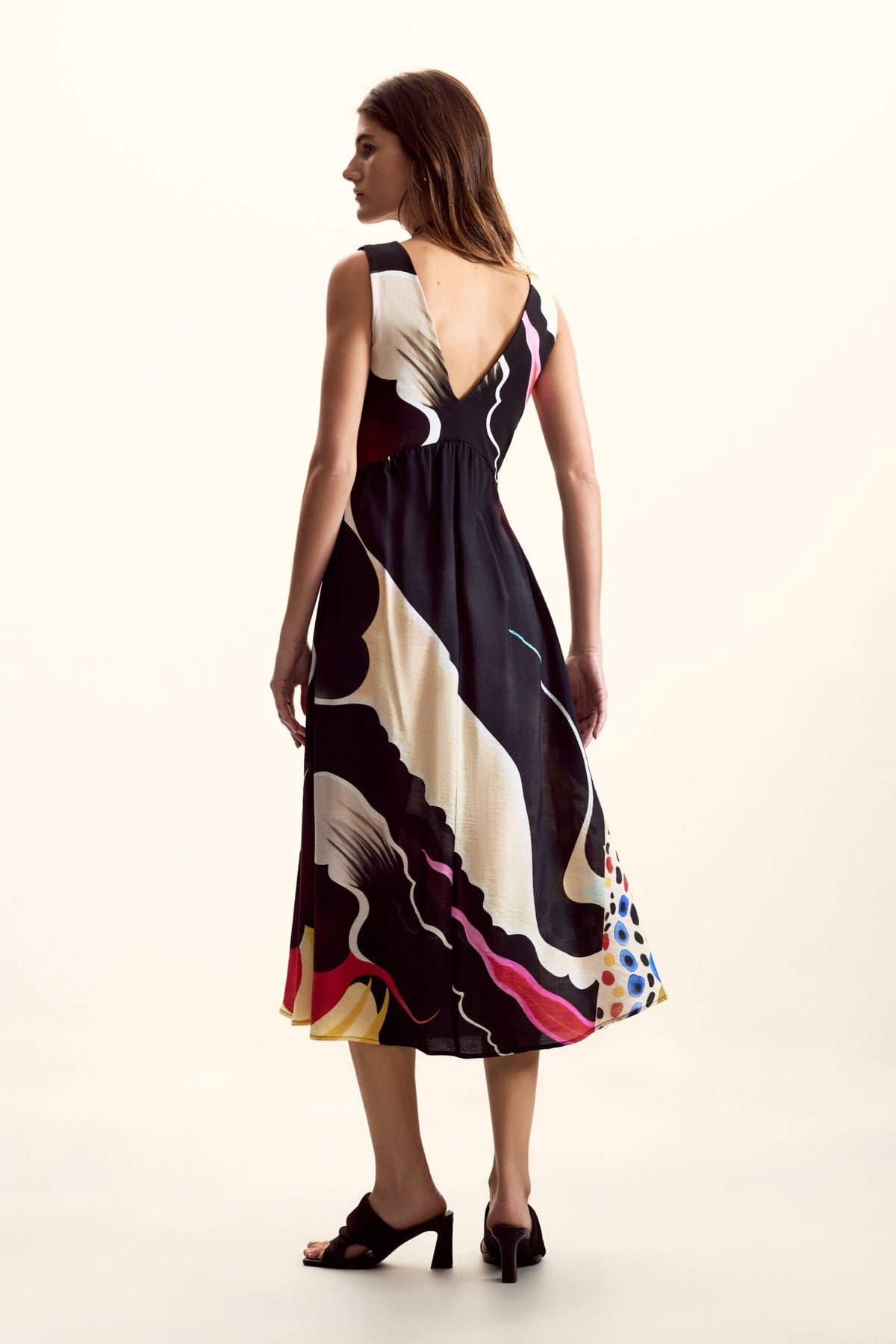 Desigual Sleeveless dress in a flowing fabric with an arty print in various colors. V-neck and midi length.