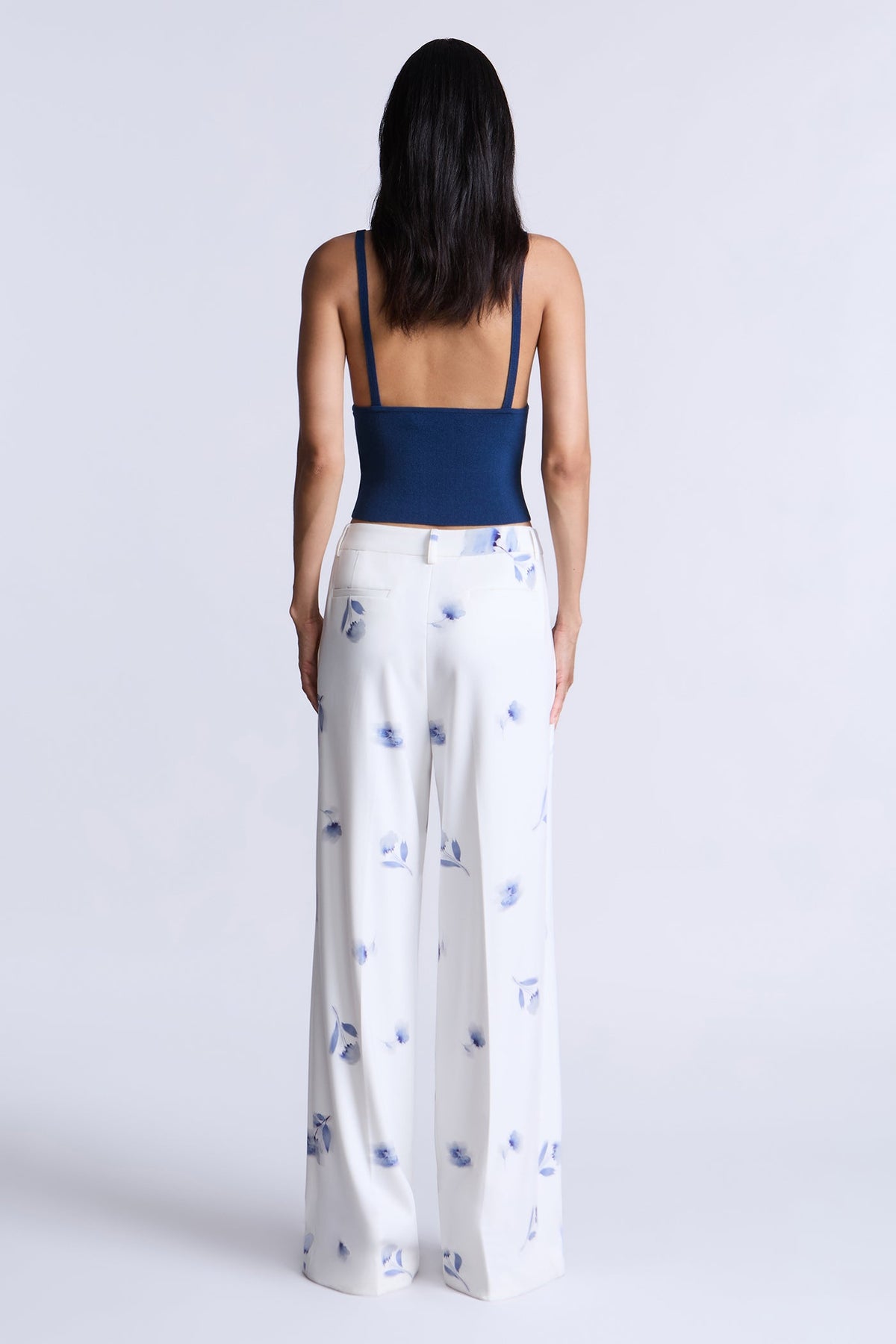 BCBGMAXAZARIA Margot Printed Pant Fluid trousers with a soft blue floral print
