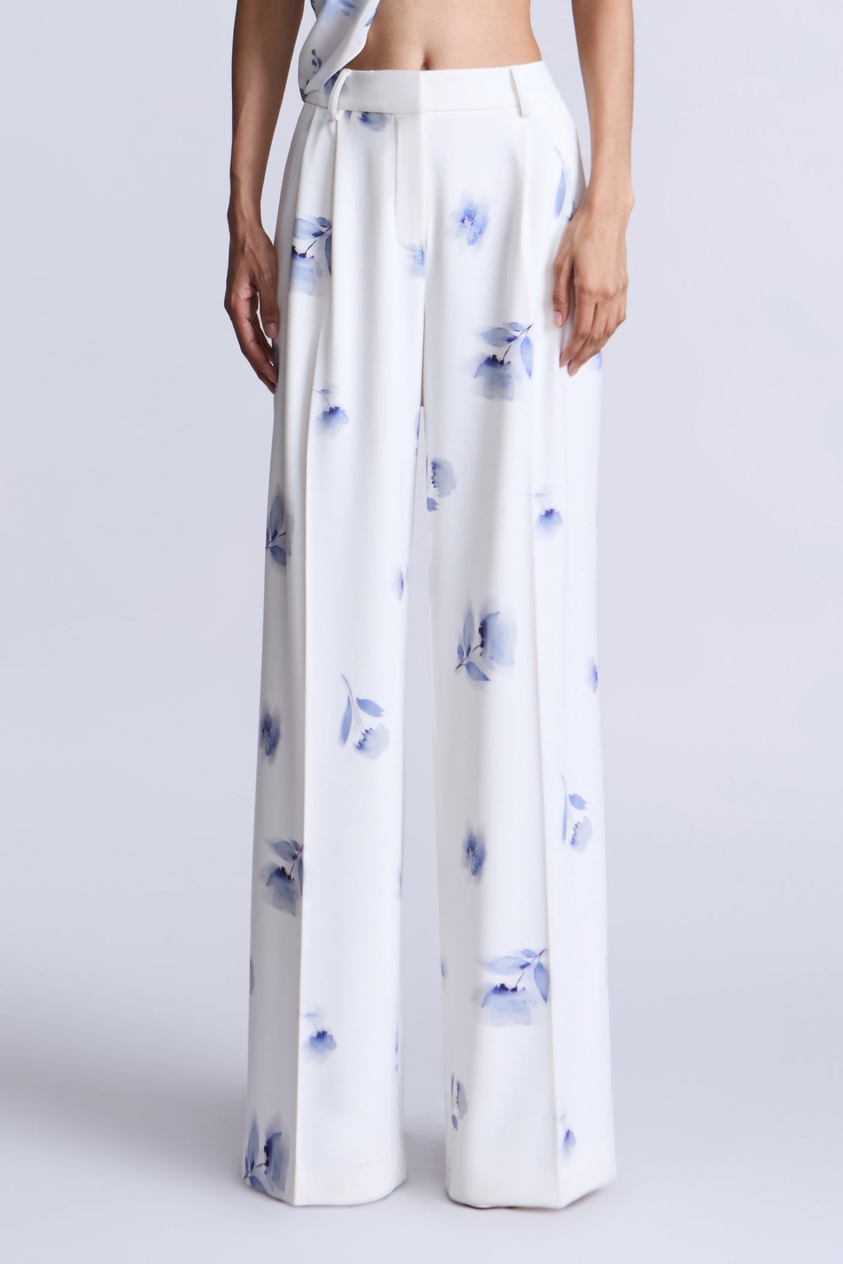 BCBGMAXAZARIA Margot Printed Pant Fluid trousers with a soft blue floral print