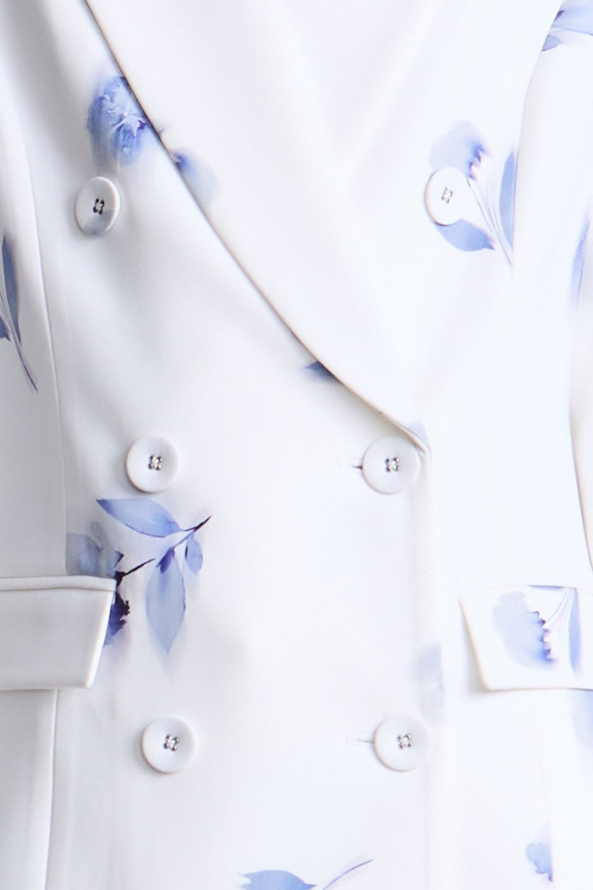 BCBGMAXAZARIA Maria Printed Blazer White tailored cut in a structured silhouette