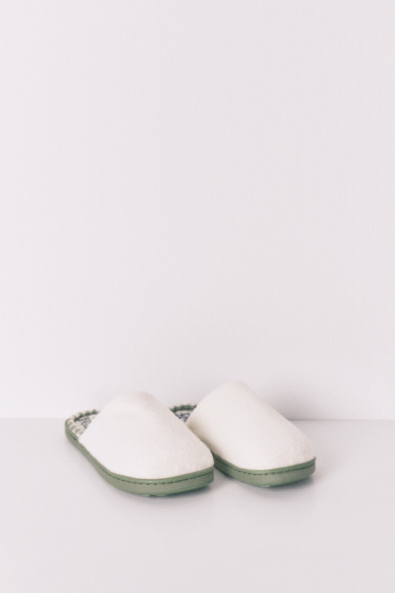 Women Secret Mafalda white closed house slippers