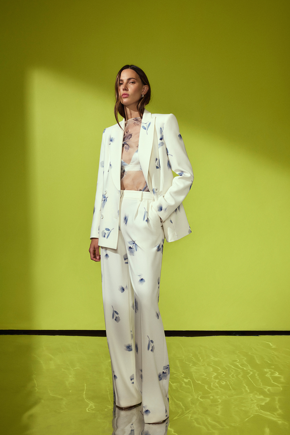 BCBGMAXAZARIA Margot Printed Pant Fluid trousers with a soft blue floral print
